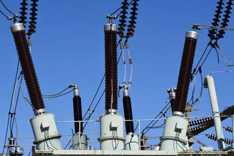 变压器、绝缘子、电能、高压、天空、电缆、燃料和发电、低角度视图