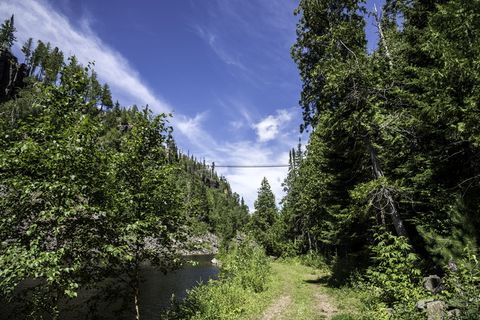 安大略省远处有桥的鹰峡谷地面景观