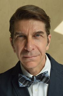 戴格纹蝴蝶结的男人