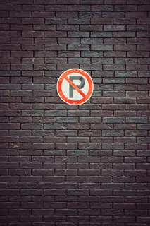 墙上没有停车标志