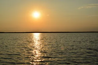 日落、水、太阳、三角洲、天空、自然之美、大海、风景——自然