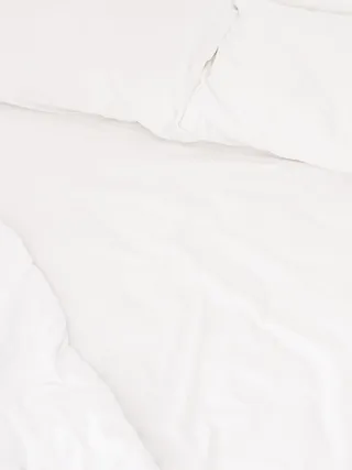 床, 表, 纺织品, 卧室, 麻布, 家具, 室内房间, 白色