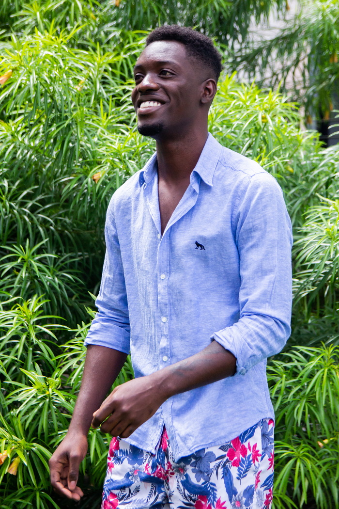 穿着蓝色纽扣衬衫的男人