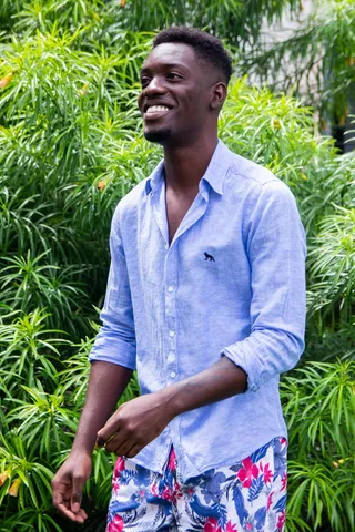 穿着蓝色纽扣衬衫的男人