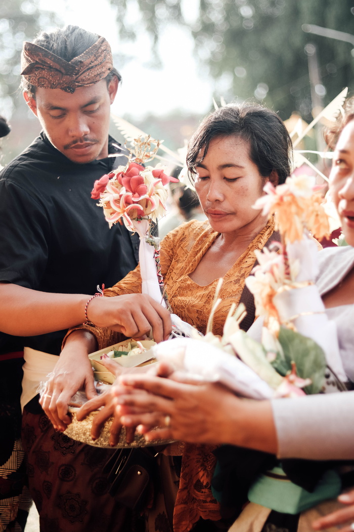 男人站在女人旁边拿托盘