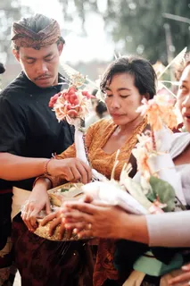 男人站在女人旁边拿托盘 男人站在女人旁边拿托盘