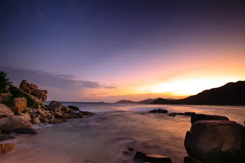 海岸线和巨砾岩照片 海岸线和巨砾岩照片