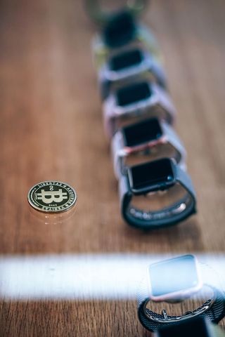 苹果商店内iWatch显示屏上方的实体镀金比特币
