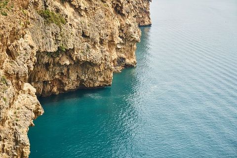 水体上的褐色岩层
