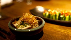 灰色陶瓷碗，日本料理，豆腐，食品，日本料理，炸豆腐，和风