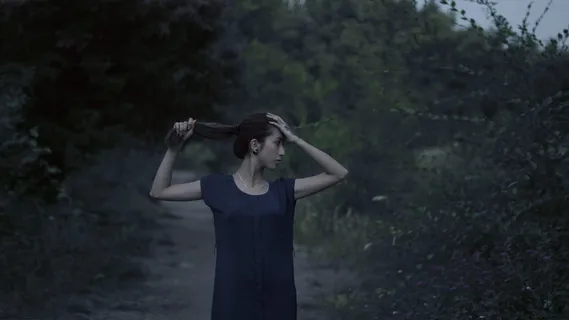 道路、景观、时尚、人物、成人、美女、黑白、黑色连衣裙 道路、景观、时尚、人物、成人、美女、黑白、黑色连衣裙