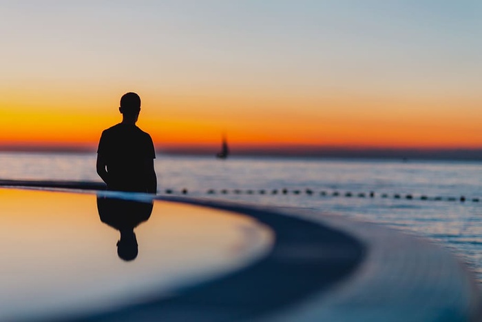 那人正在海边看日落