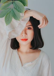 V领喇叭袖连衣裙