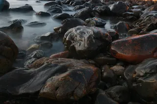 散落在河上的岩石