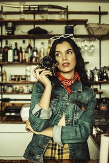 手持黑色单反相机的女性