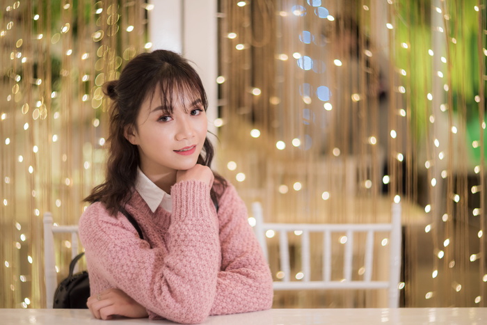 穿着粉色运动衫坐在白色地板上的女人