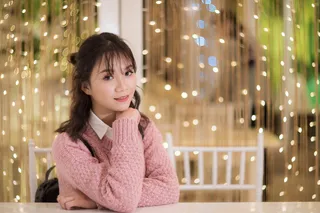 穿着粉色运动衫坐在白色地板上的女人