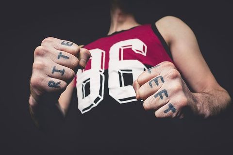 身穿红、黑、白86印花背心的男子