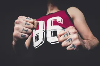 身穿红、黑、白86印花背心的男子