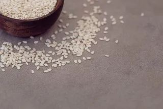 白色，米饭，灰色，纺织品，旁边，棕色，碗，芝麻