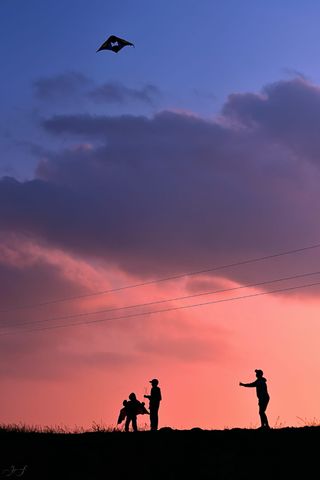 黄金时段放风筝的人的剪影
