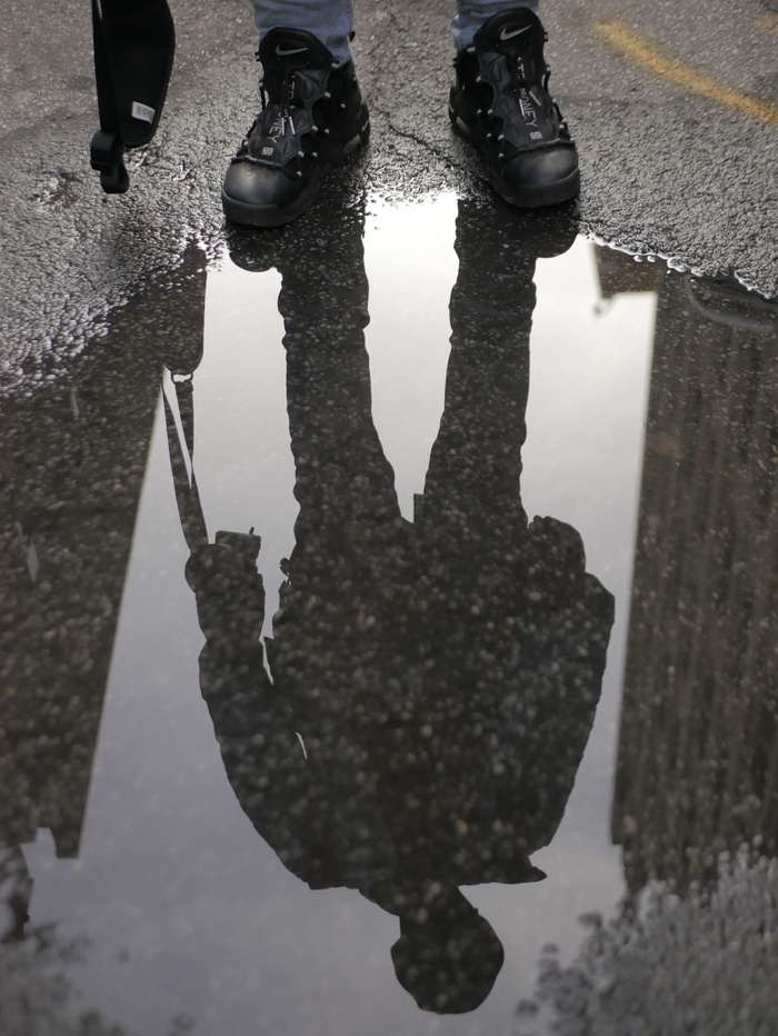 人在水坑上的倒影