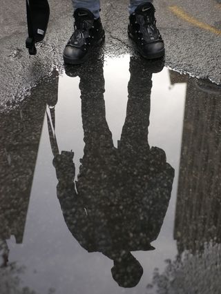 人在水坑上的倒影