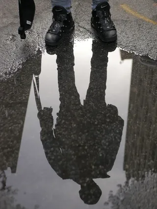 人在水坑上的倒影