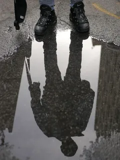 人在水坑上的倒影 人在水坑上的倒影