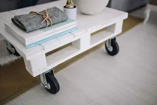 小木桌，一盆植物和一个灰色钱包