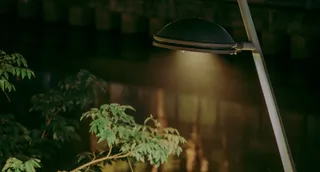 工厂附近的灯柱