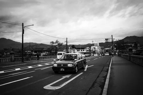 建筑物附近道路上的不同车辆 建筑物附近道路上的不同车辆