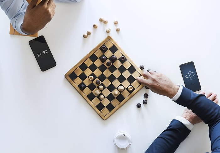 两个人下棋的平面摄影