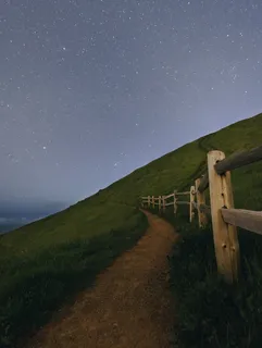 棕色木栅栏、绿色、草地、草地、山脉、高地、景观、自然 棕色木栅栏、绿色、草地、草地、山脉、高地、景观、自然