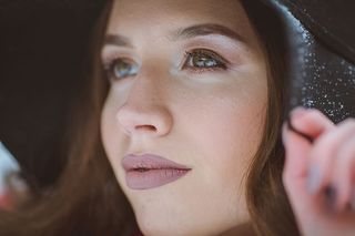 服装，服装，人，人，脸，帽子，化妆品，口红