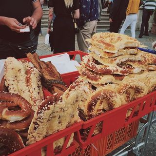 德国、法兰克福、椒盐卷饼、食品、奶酪、食品和饮料、新鲜度、市场