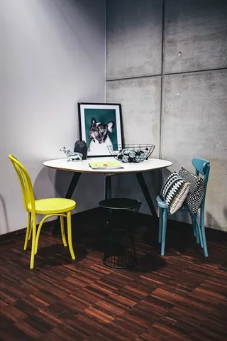 设计展览中布置的椅子和桌子的集合