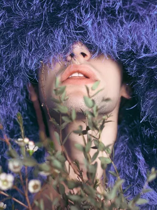 男子用紫色毛皮连帽衫遮住眼睛