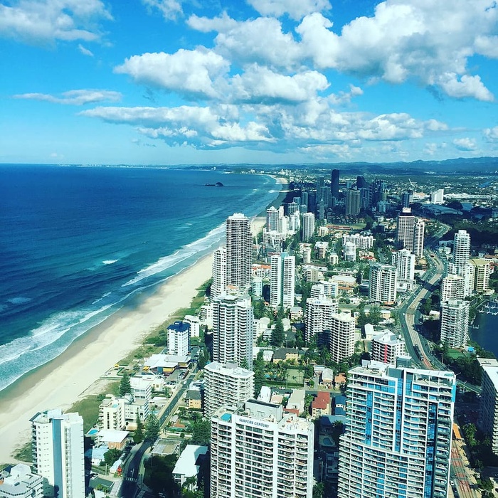 这是澳大利亚的一座城市，它的地区名称冲浪者天堂是一个非常好的地方