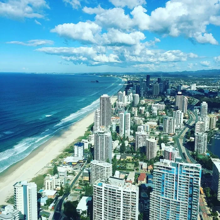 这是澳大利亚的一座城市，它的地区名称冲浪者天堂是一个非常好的地方