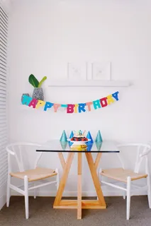 棕色和白色酒吧套装,房间内悬挂生日快乐装饰 棕色和白色酒吧套装,房间内悬挂生日快乐装饰