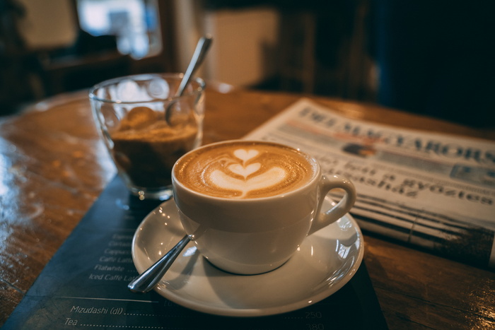 拿铁，杯子，咖啡杯，饮料，饮料，茶碟，陶器，咖啡