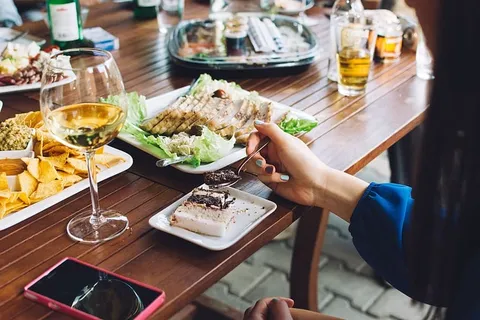 在花园派对上吃蛋糕的女孩 在花园派对上吃蛋糕的女孩
