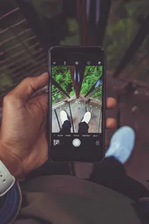 拿着黑色外壳的iPhone 6的人