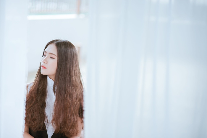 身穿黑白衬衫的棕色头发女人