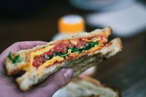 火腿三明治的选择性聚焦摄影 火腿三明治的选择性聚焦摄影