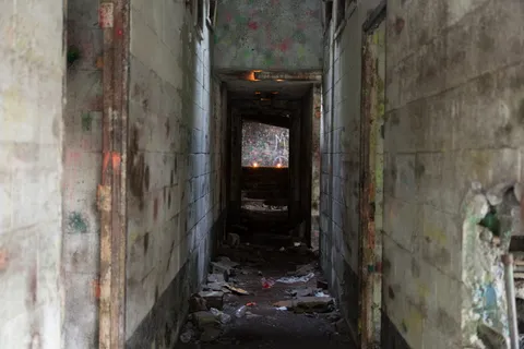 美国，科尔维尔，雷达圆顶车道，涂鸦，混凝土，垃圾，废弃，夜晚