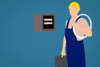 电工在工作现场配备设备和配电盘的图示。