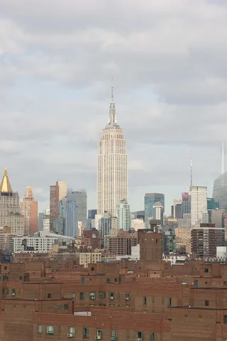 曼哈顿中城的帝国大厦被其他摩天大楼包围