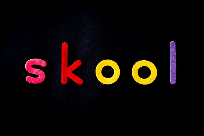 黄色、红色和紫色Skool文本截图